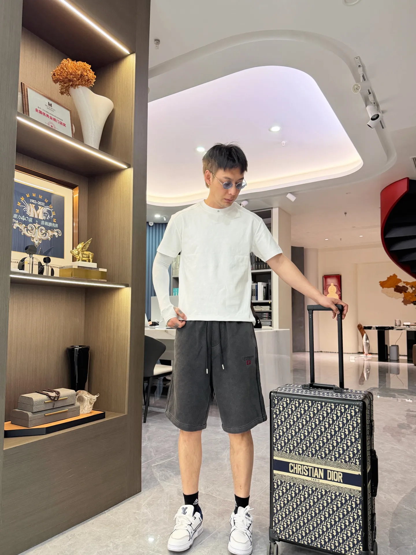 Balenciaga's three-standard complete 2026 summer New Arrival men's casual shorts, advanced custom-made Breathable fabric, Breathable fabric, extremely stretchy and comfortable, impeccable details, top-grade accessories, original logo design concept, delicate and soft feel! The upper body fit is awesome! Size: M-XXXL Please state your height and weight when ordering